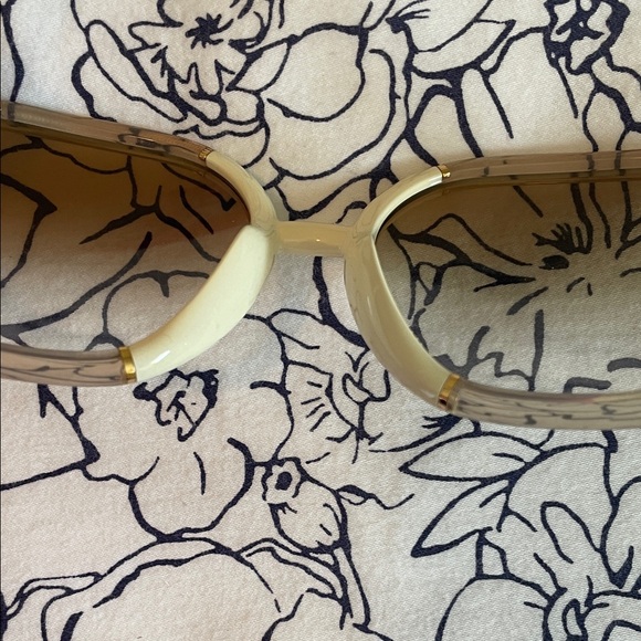 Tory Burch Cream with gold accents Oversized Sunglasses with case & cloth - Picture 12 of 15